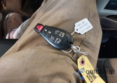 2013 Chrysler Town & Country Touring-L z USA, uszkodzony, nr VIN 2C4RC1CG0DR647605